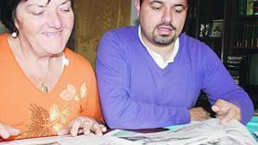 Carola Acebo y Ángel Prieto, leyendo La Nueva España.