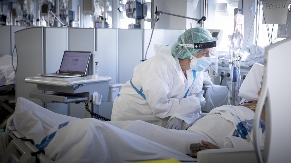 Una ’uci covid’ del edificio Garbí, del Parc Sanitari Pere Virgili (Hospital Vall d’Hebron), el pasado viernes. Una ’uci covid’ del edificio Garbí, del Parc Sanitari Pere Virgili (Hospital Vall d’Hebron), el pasado viernes.