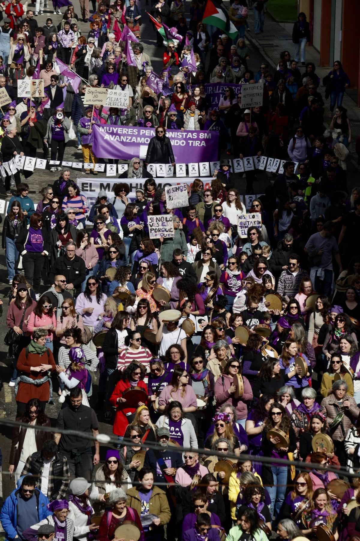 EN IMÁGENES: Un multitudinario y diverso 8M desborda las calles de Villaviciosa y celebra a la mujer rural