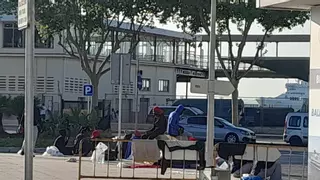 Lletra menuda | Migrantes a la intemperie en Palma: la patera mantiene su crueldad en tierra