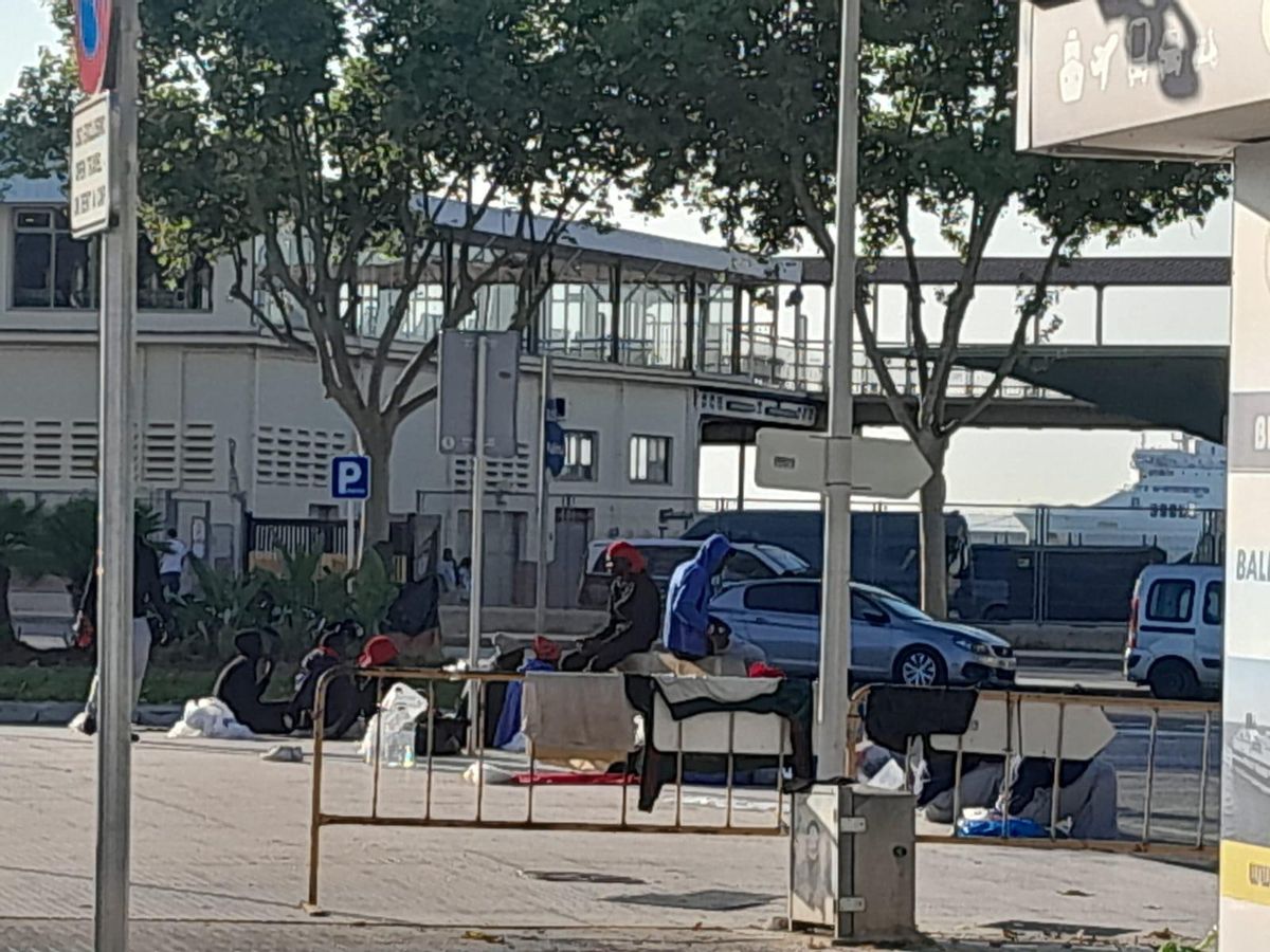 Un grupo de migrantes descansa en los alrededores de la Estación Marítima de Palma.