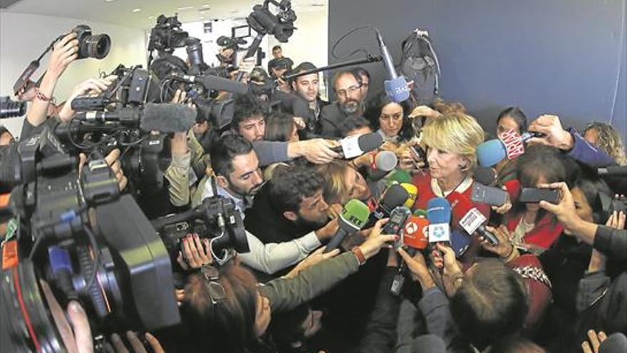 El PP deja sola a Esperanza Aguirre y la empuja a dimitir