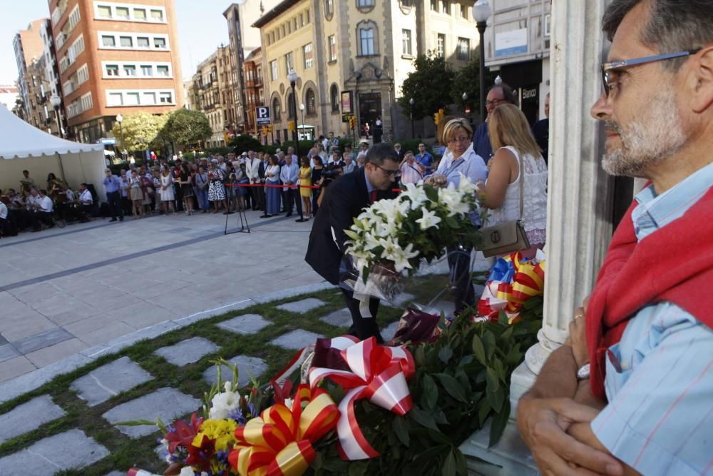 Ofrenda floral a Jovellanos en Gijón