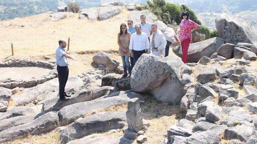 Ediles del PP en una visita institucional a las excavaciones. // S.Á.