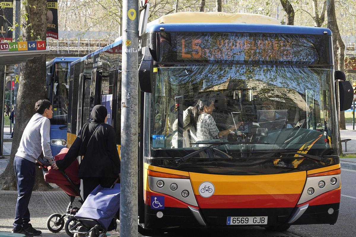 Viatgers pujant a un bus de la línia L5, que supera el milió de viatges anuals.