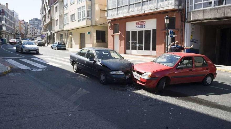 La Policía Local dirigió el tráfico mientras las grúas no sacaron los coches del lugar. // Bernabé