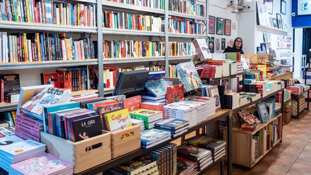 Abi saluda desde el mostrador de La Llama Store, librería especializada en humor.