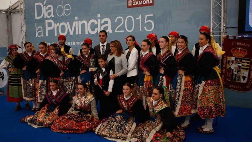 El Grupo de Coros y Danzas Doña Urraca posa con su premio junto a la presidenta Mayte Martín Pozo.