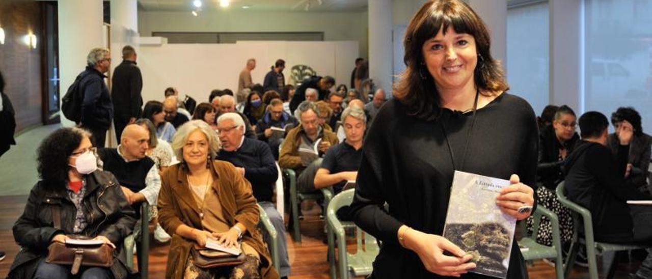 A autora Clara Iglesias, onte, durante o acto de presentación no MOME.   | // BERNABÉ / JAVIER LALÍN