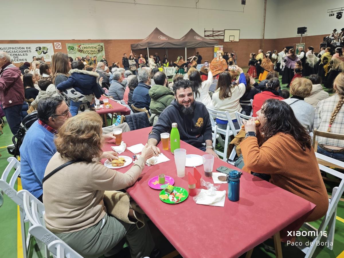 Las agrupaciones vecinales de Cáceres, unidas durante la convivencia.