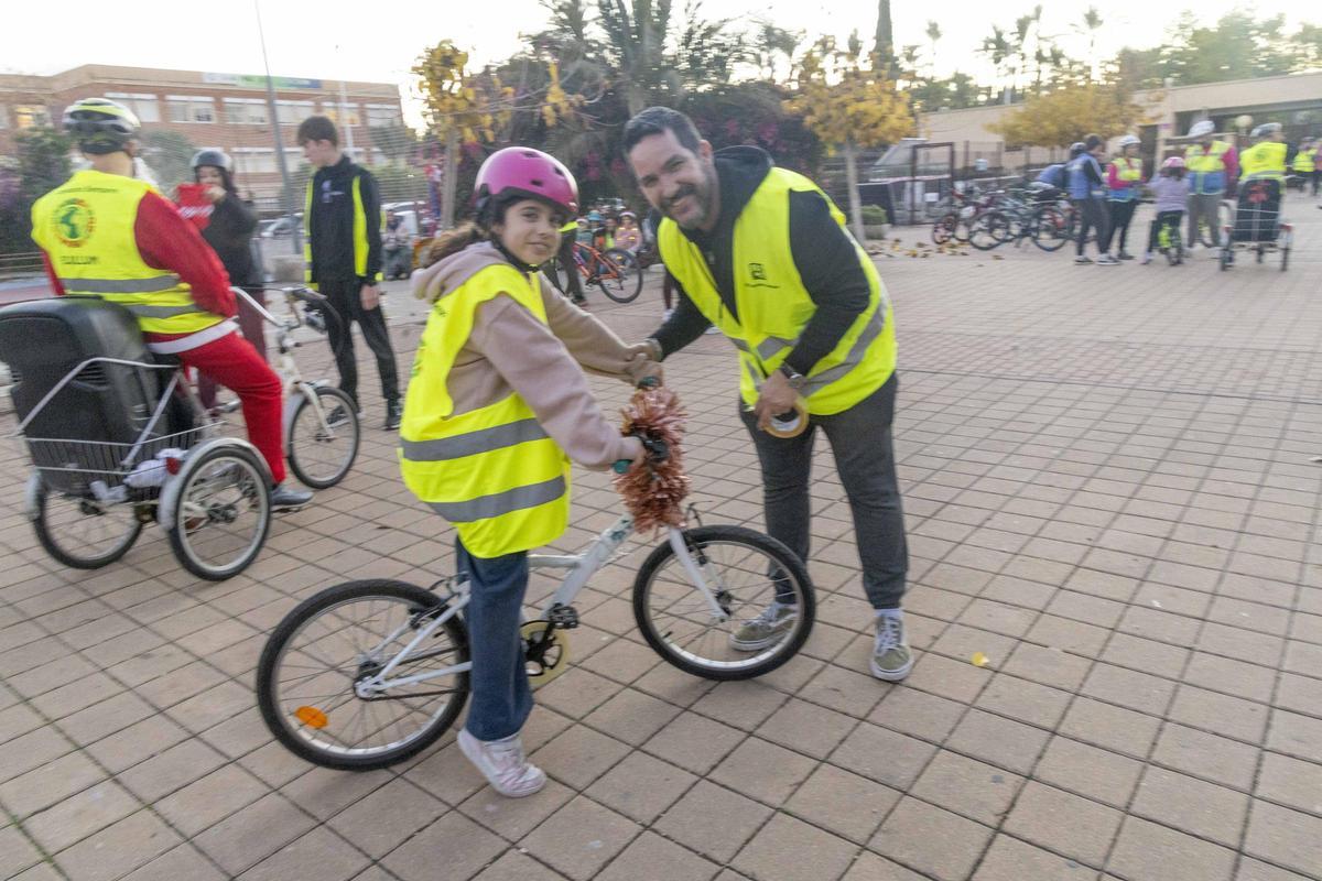 El "Bicillum" toma las calles de Elche una nueva Navidad El "Bicillum" toma las calles de Elche una nueva Navidad