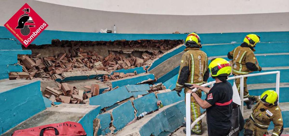 Los bomberos en la intervención en el pabellón Juan Carlos Verdú, cuando se derrumbó parte de la grada en 2022.