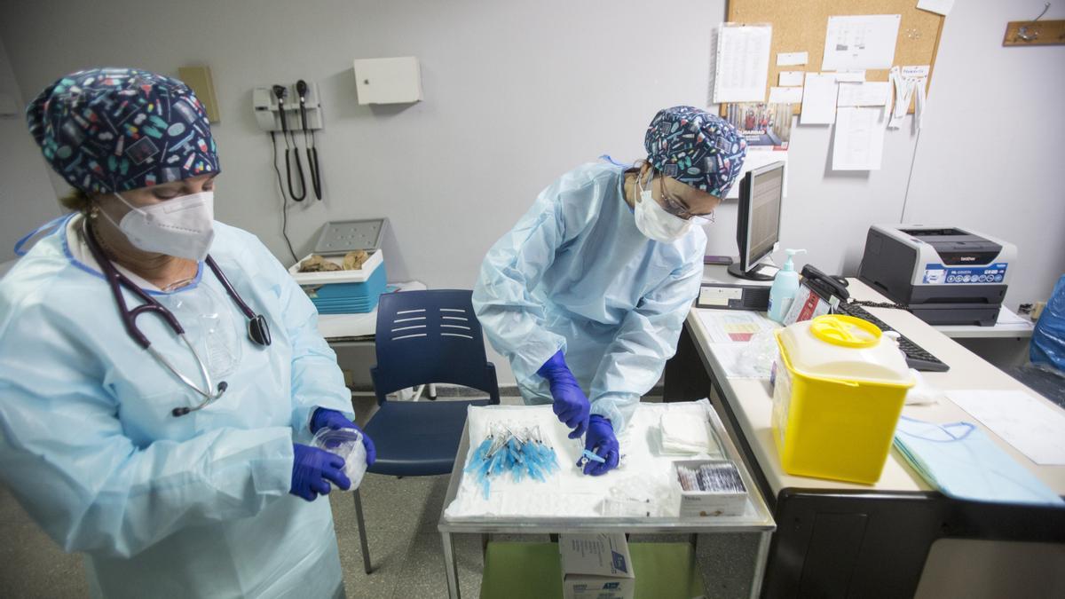 Dos sanitarias preparan la vacuna contra el coronavirus en un centro de salud de Valencia.