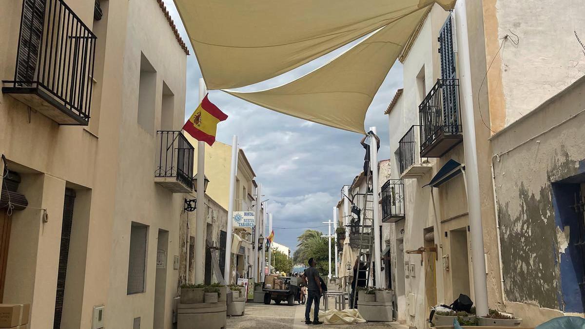 Un año sin cobrar del Ayuntamiento de Alicante: la delicada situación de la empresa que instaló los polémicos toldos de Tabarca
