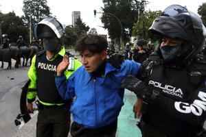 Manifestantes indígenas marchan por Quito exigiendo concesiones al presidente Lasso