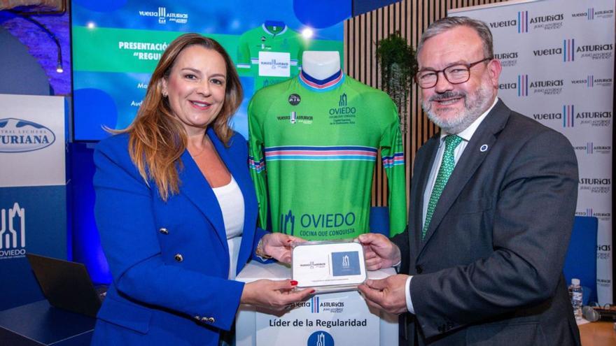 Cristina Álvarez «Mendo» y Alfredo García Quintana, con el maillot de la regularidad de la Vuelta a Asturias. | VA