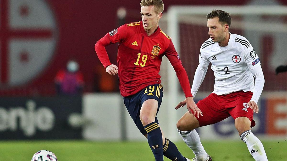 Dani Olmo conduce la pelota ayer contra Georgia. |  // REUTERS