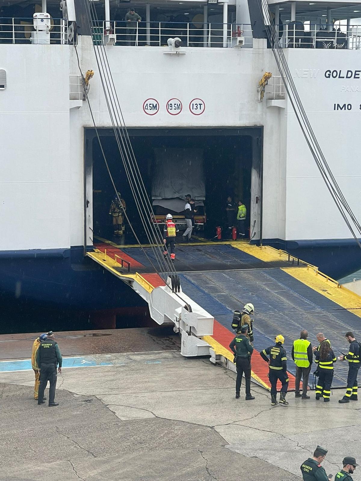 FOTOS | Nuevo incendio en la bodega de un ferry que cubría la ruta Barcelona-Palma FOTOS | Nuevo incendio en la bodega de un ferry que cubría la ruta Barcelona-Palma