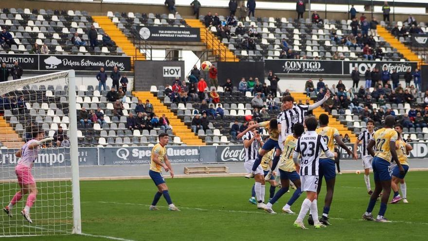 El Badajoz desfila sin disfraz rumbo a Cáceres