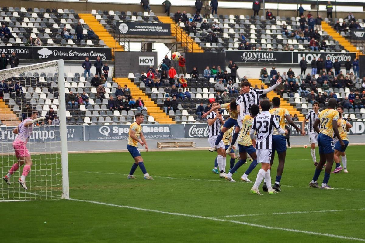 Pablo Rodríguez cabecea un córner en el duelo ante el Villafranca del pasado domingo.