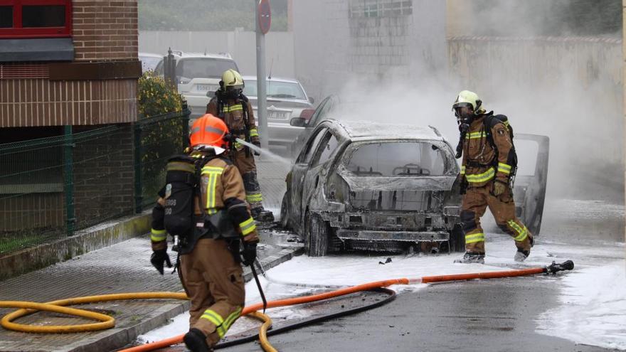 Los bomberos extinguiendo las llamas.