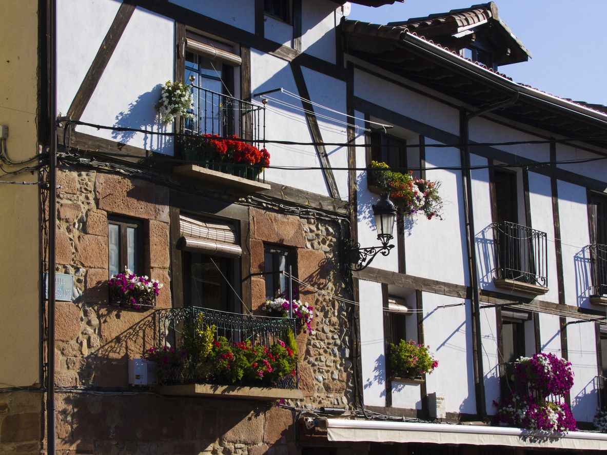Por su centro histórico de calles empedradas y arquitectúra popular y medieval.