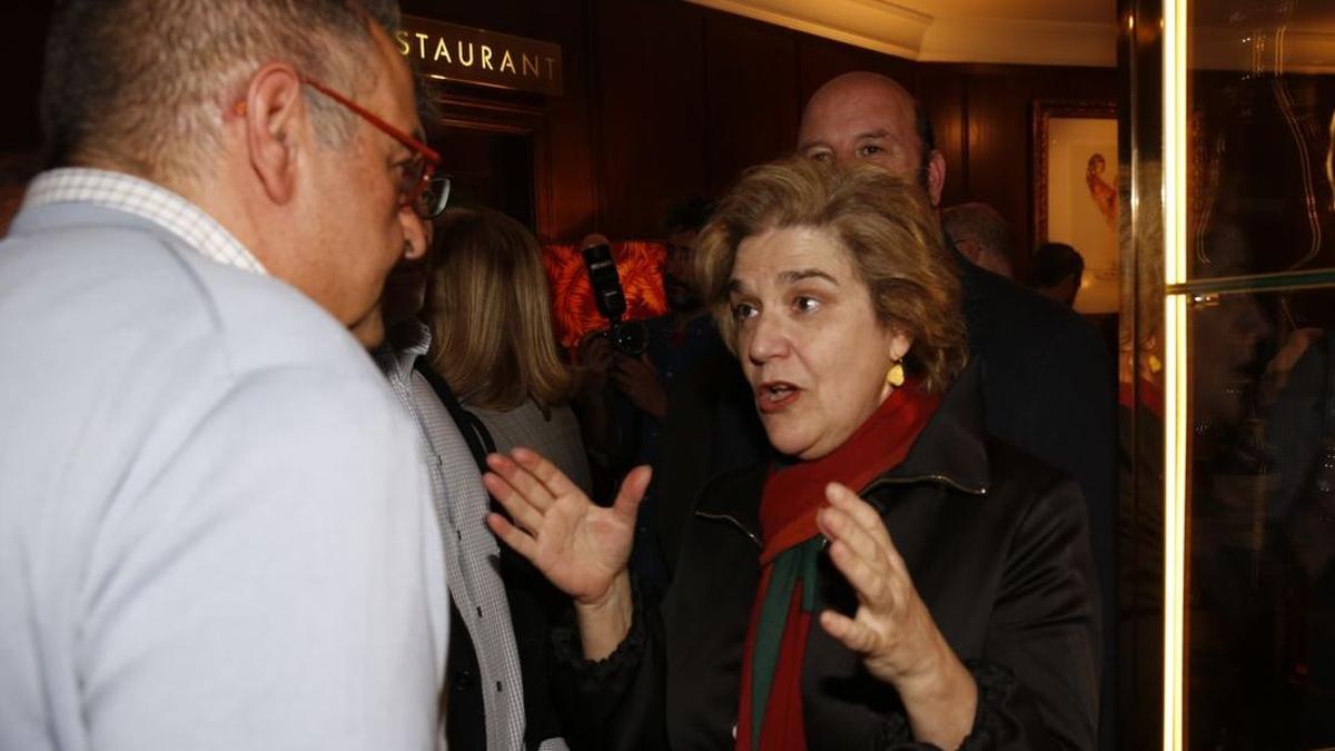 El encuentro de Pilar Rahola con Albert Sáez en el estreno de 'Abril'