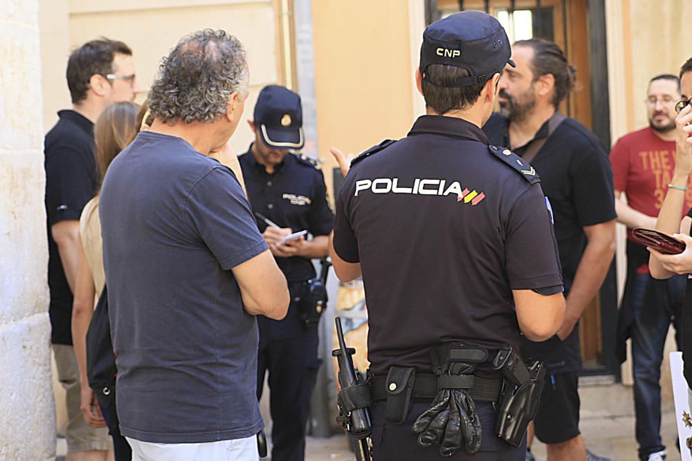 Manifestación contra el cardenal Cañizares en Gandia