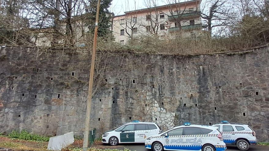 Tres coches patrulla, en los accesos al viejo hospital de Murias. | D. M.