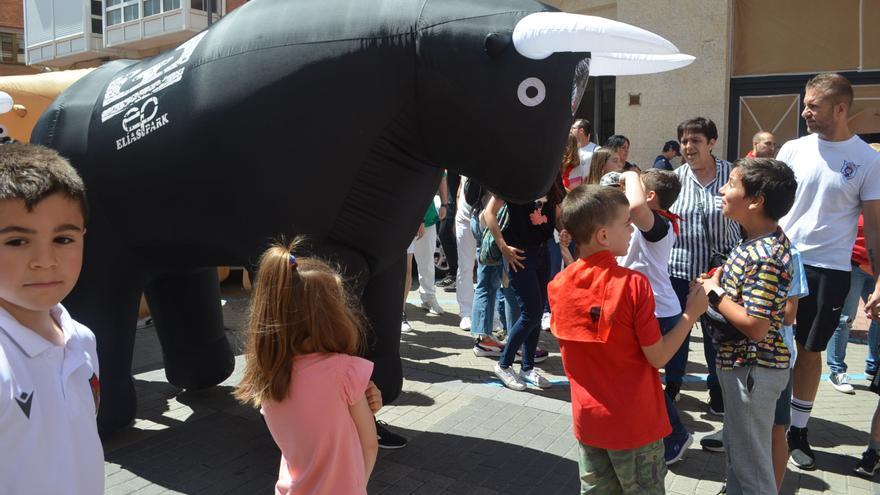 GALERÍA | Fiestas del Toro Enmaromado en Benavente: así de bien lo pasan en los encierros con toros hinchables