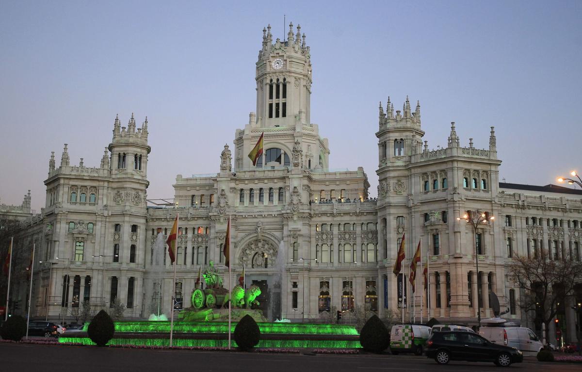 La fuente de Cibeles iluminada de color verde.