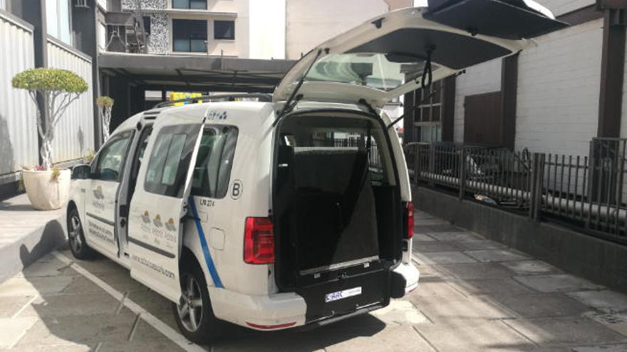 Detalle de uno de los taxis adaptados de la capital tinerfeña.