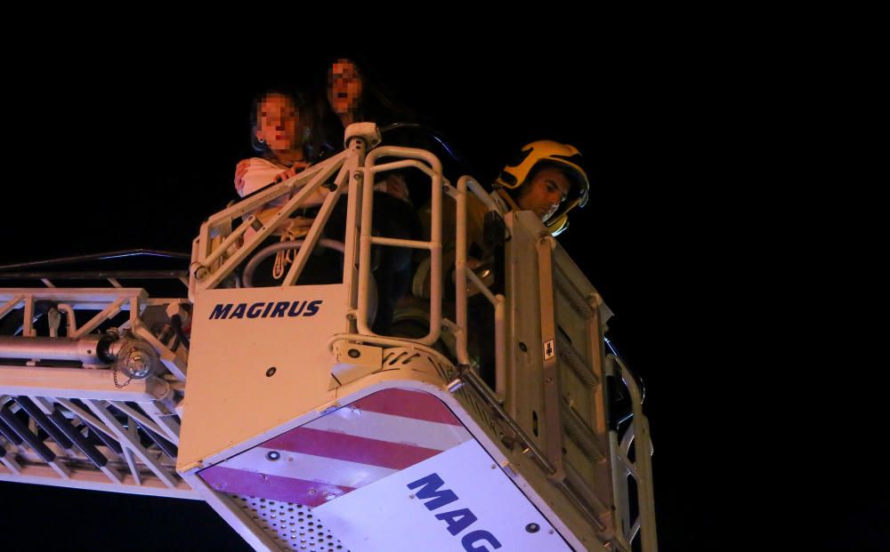 Los Bomberos rescatan a trece personas atrapadas en una atracción de feria en Benidorm