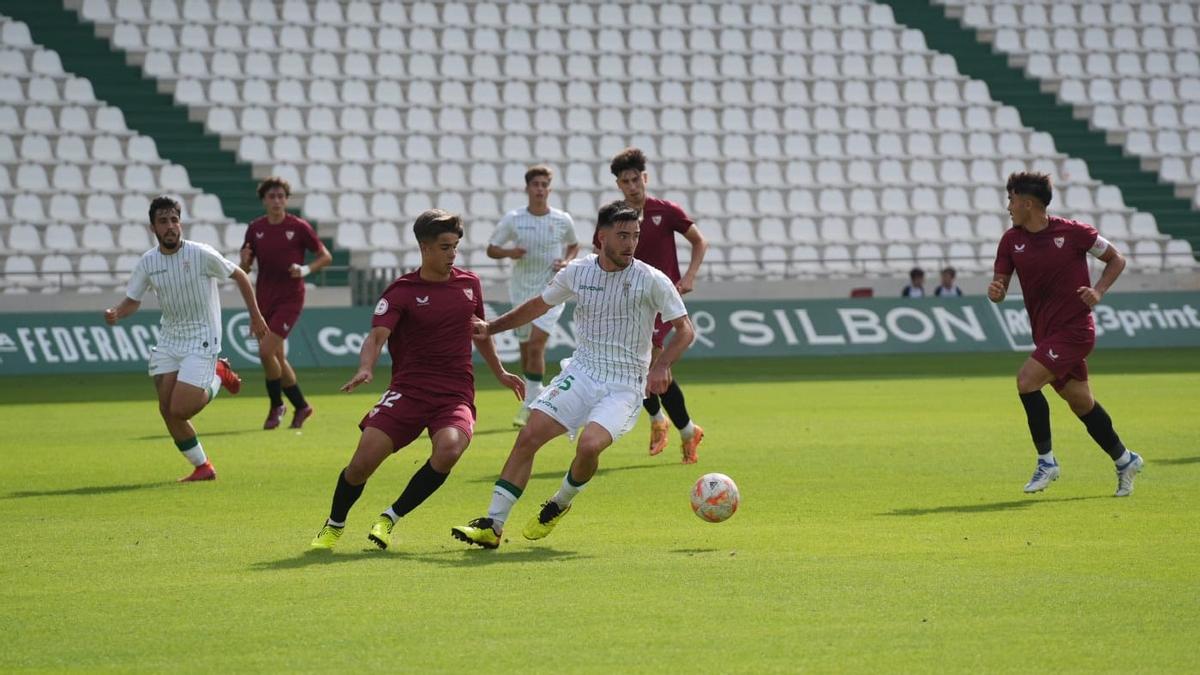 Lance del pasado encuentro entre el Córdoba B y el Sevilla C, en El Arcángel.