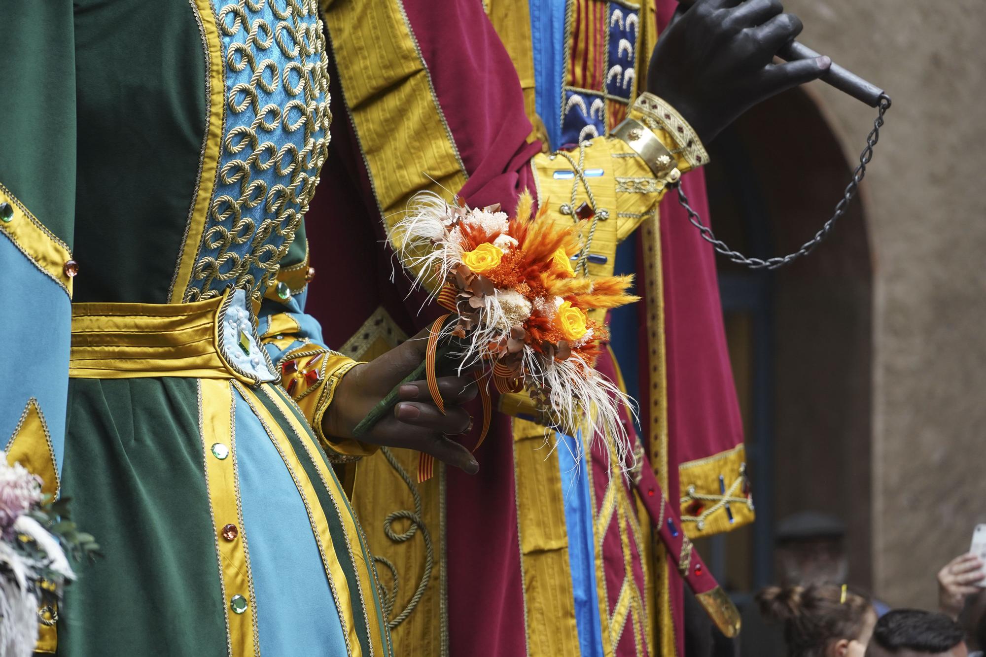 Els gegants de la Patum s'ennobleixen amb nous vestits que encisen els berguedans
