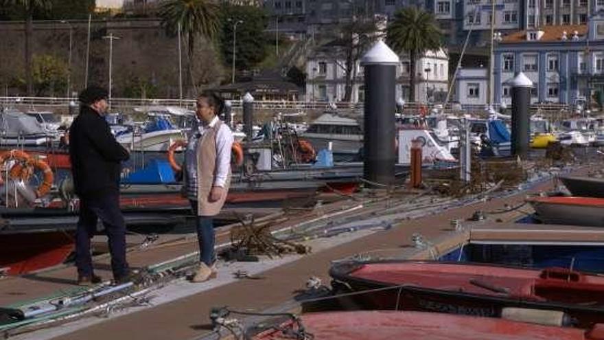 X.H. Rivadulla Corcón con Isabel Maroño no porto de Ferrol. // FdV