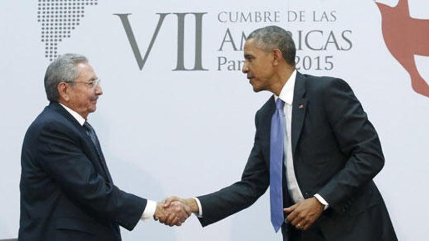 Castro y Obama se saludan en una imagen de archivo.