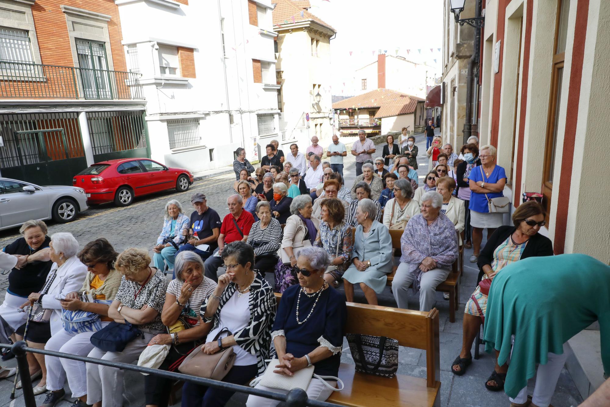 El barrio de Pescadores procesiona por el mar con su virgen de la Soledad