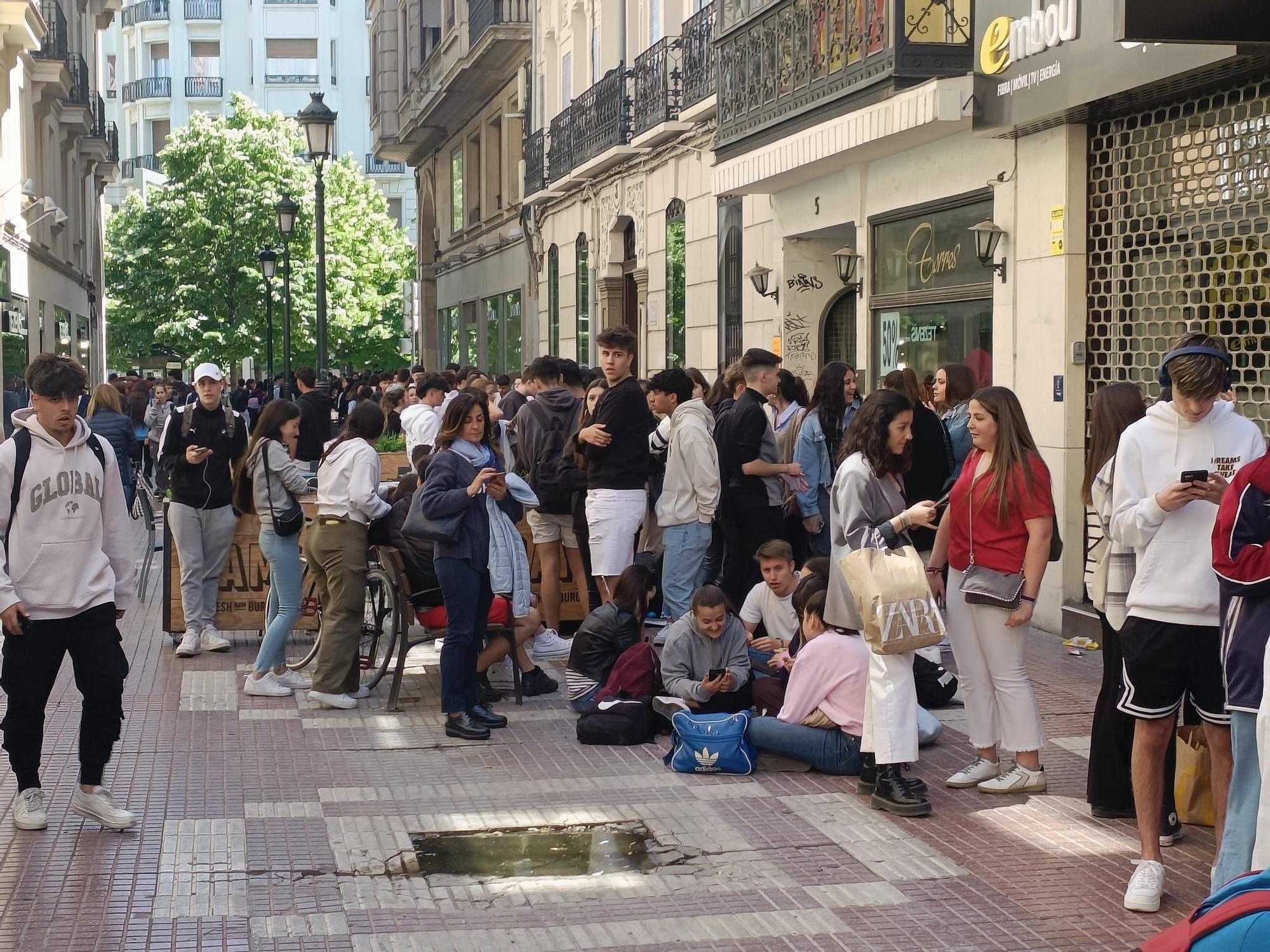 De calle Cádiz a plaza España: miles de jóvenes hacen fila para comprar las entradas de Espacio Zity en Zaragoza