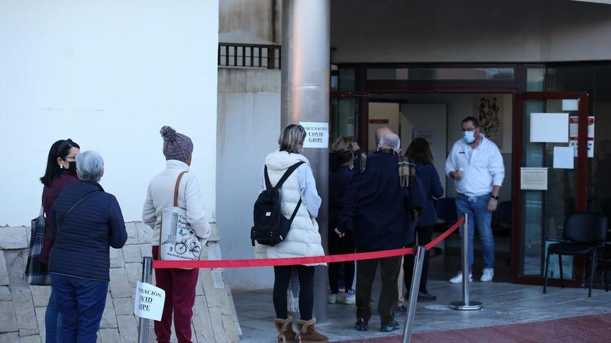 Alicante responde a la vacunación contra el covid a pesar del frío