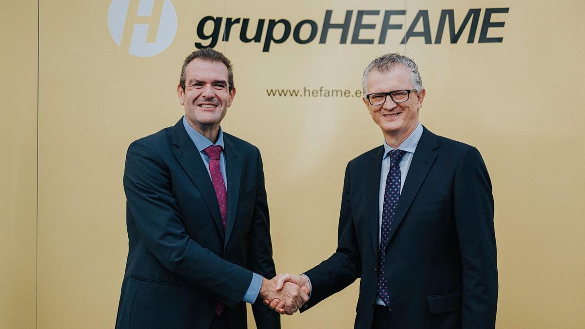 El presidente de Grupo Hefame, Enrique Ayuso, junto al consejero de Salud, Juan José Pedreño.