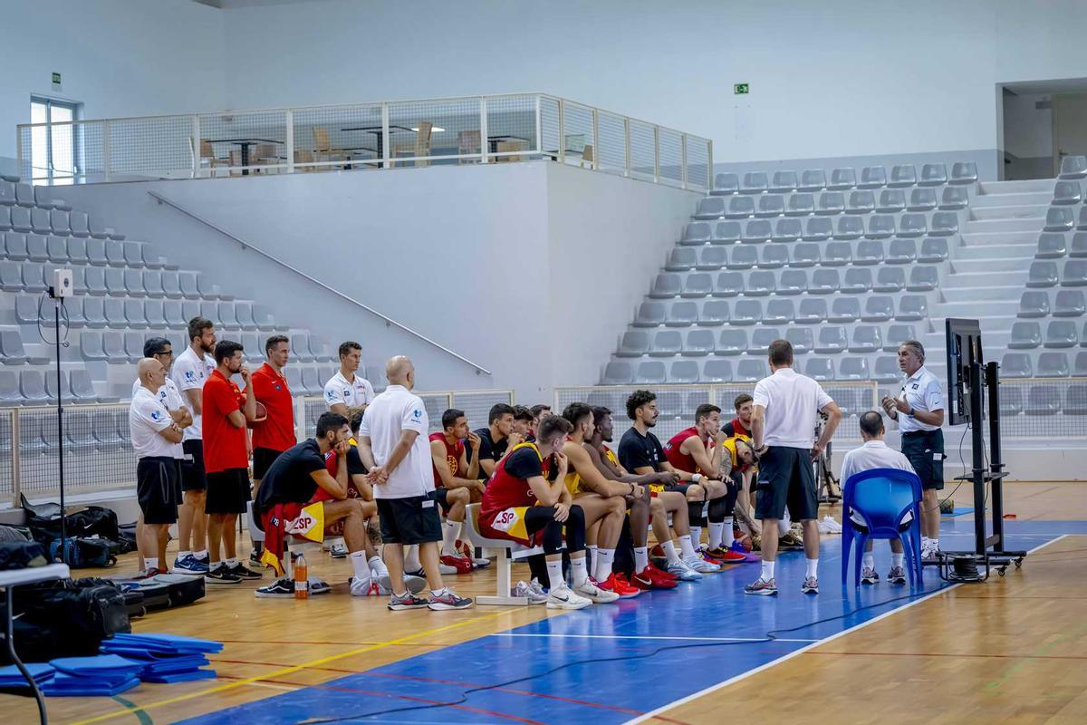 El seleccionador realizó la sesión de video desde la misma pista de entrenamiento en Cornellà