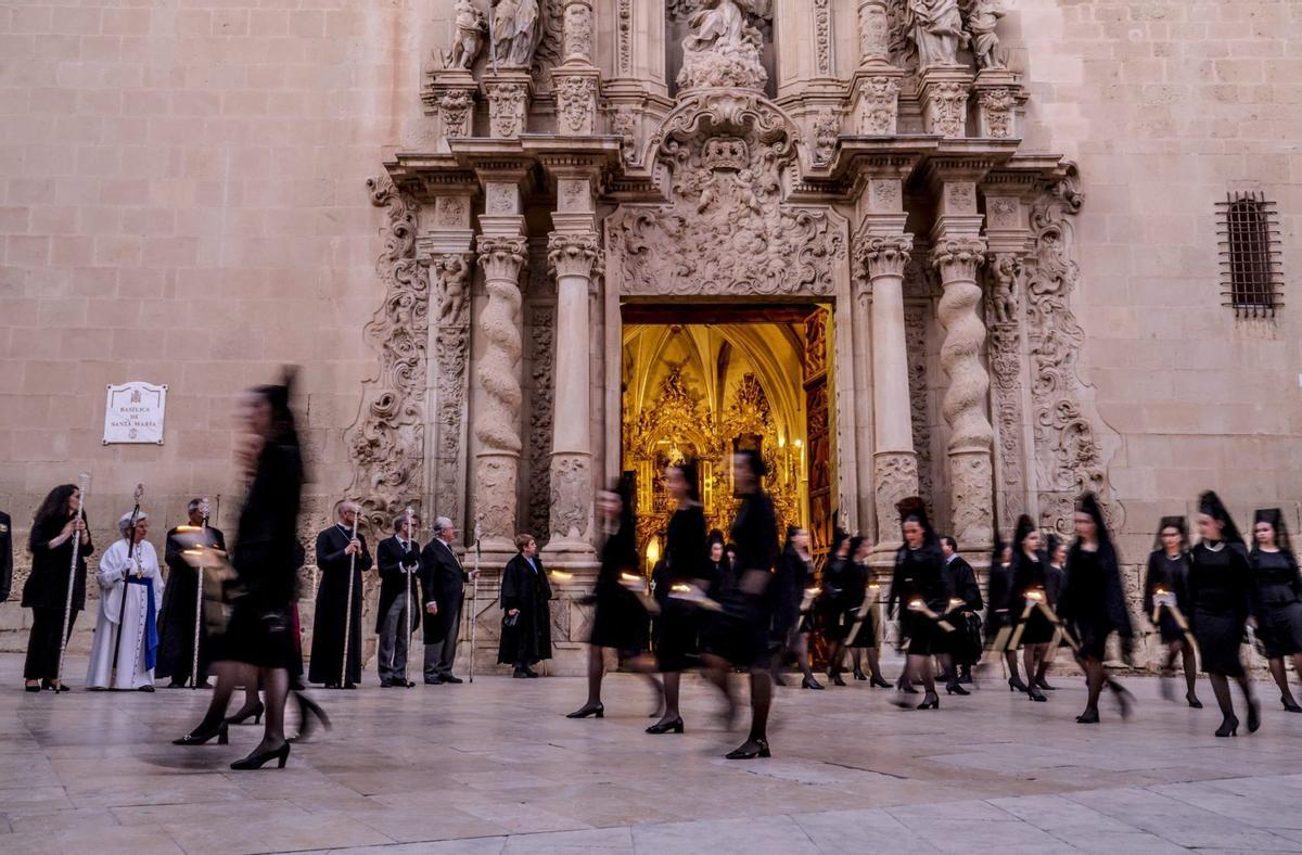 La Semana Santa:  multitud y democracia