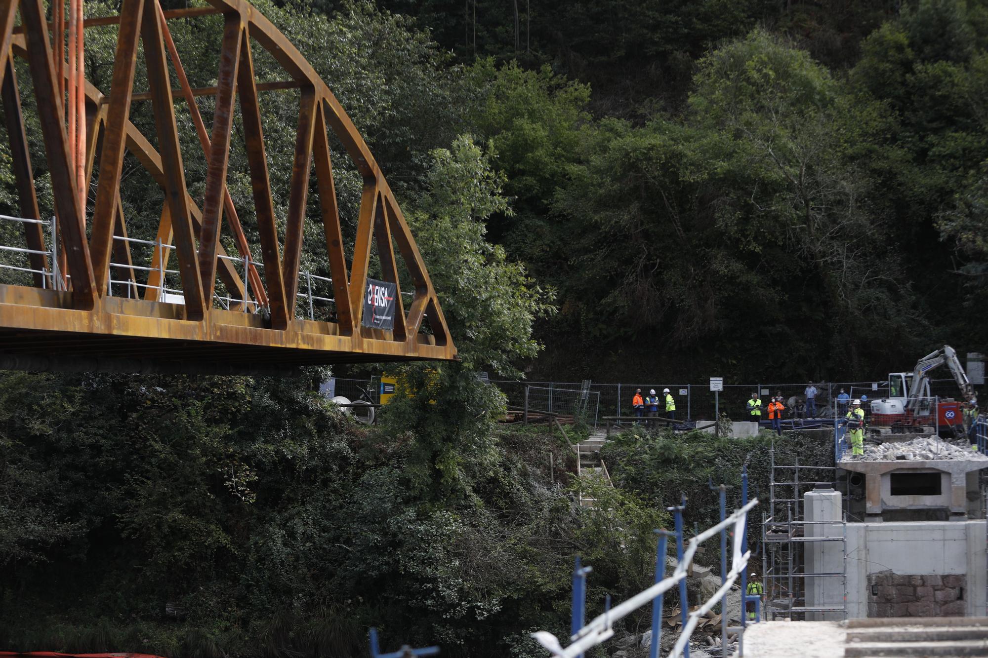 Así fue la instalación del nuevo puente de Quinzanas (Pravia)