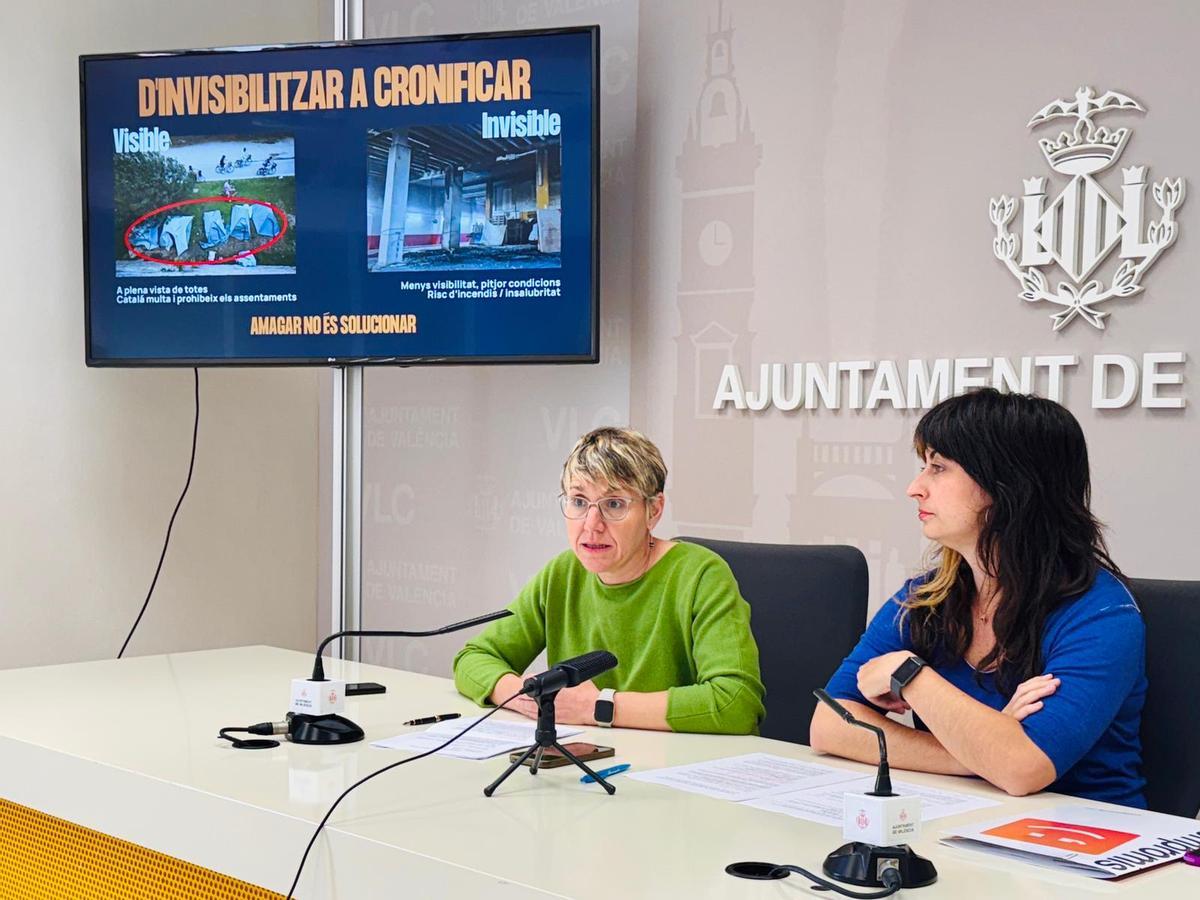 Papi Robles y Lucía Beamud durante la rueda de prensa de Compromís.