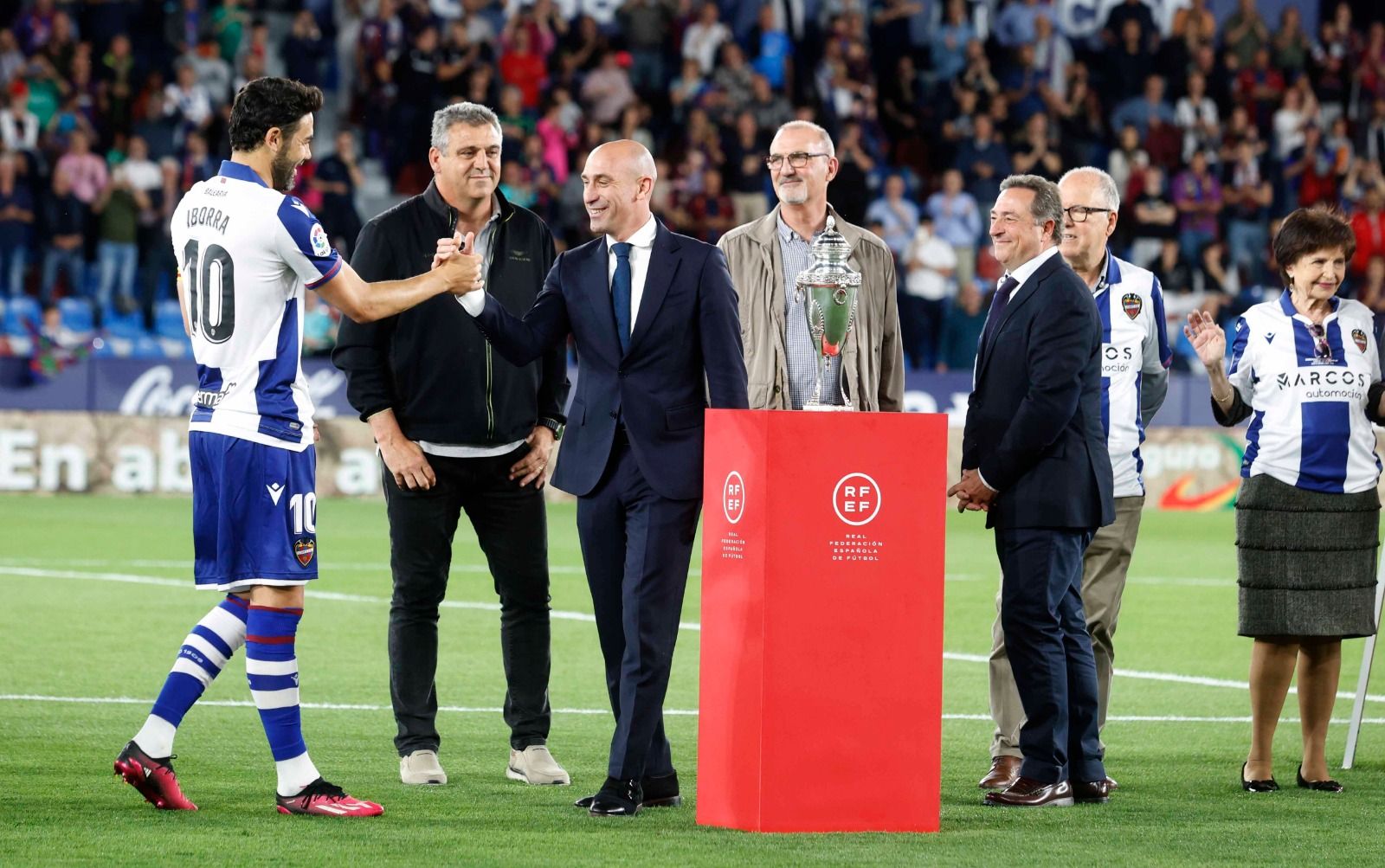 Honor y gloria para los héroes del 37: La Copa se alzó al cielo del Ciutat