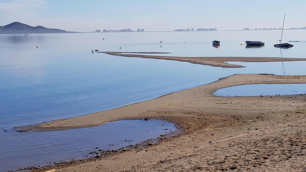 Trabajos de urgencia para rebajar secos y evitar más fangos en el Mar Menor