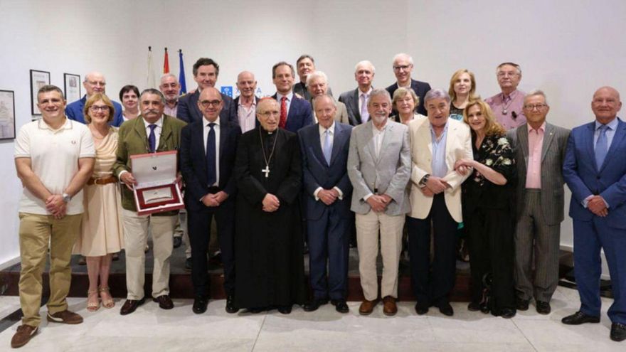Seixas, cunha placa nas mans, e o resto dos convidados. | Lalín Press