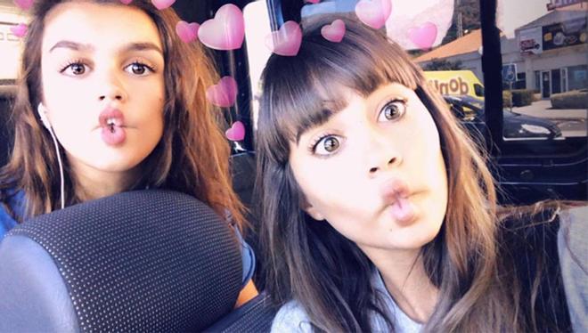 Aitana y Amaia poniendo morritos