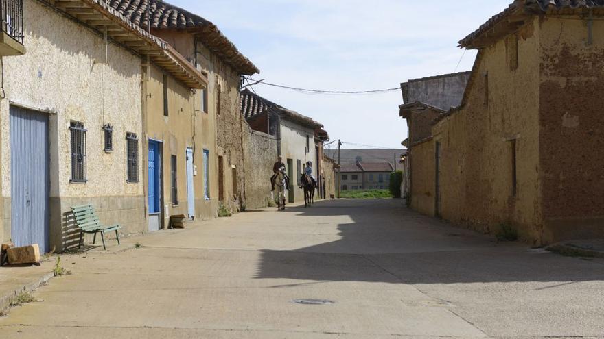 Calle central de Paladinos del Valle, una de las poblaciones con menos vecinos de la comarca.